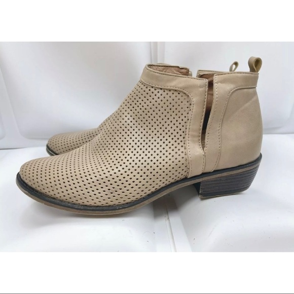 Restricted Women Sz 8.5 Taupe Perforated Bootie Ankle Boot Faux Leather Cut Out - Picture 7 of 14